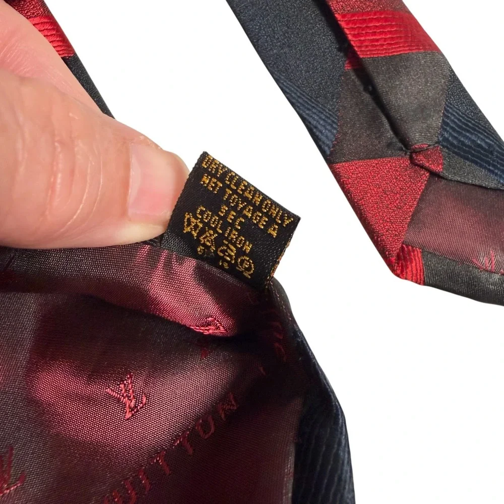 VTG Louis Vuitton Mens Silk Tie Red Black Navy Geometric Chevron‎ Made Italy 60